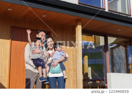 マイホームと笑顔の家族 122940859