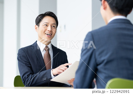 オフィスで調整するビジネスマン　撮影協力:スカパー東京メディアセンター 122942091