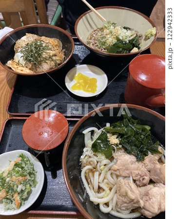 2人で定食屋さん。うどんと親子丼、かしわうどん。 2人で定食屋さん。うどんと親子丼、かしわうどん。 122942333