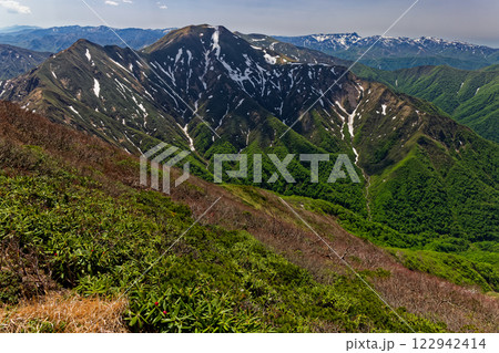 谷川連峰・万太郎山から見る残雪の仙ノ倉山と苗場山 122942414