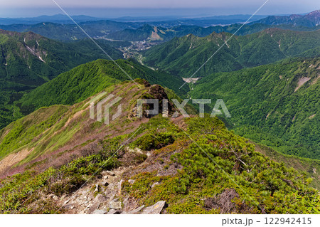 新緑の谷川連峰・万太郎山から見る吾策新道と土樽方面 新緑の谷川連峰・万太郎山から見る吾策新道と土樽方面 122942415