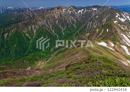 万太郎山から見る初夏の谷川岳への稜線 万太郎山から見る初夏の谷川岳への稜線 122942416
