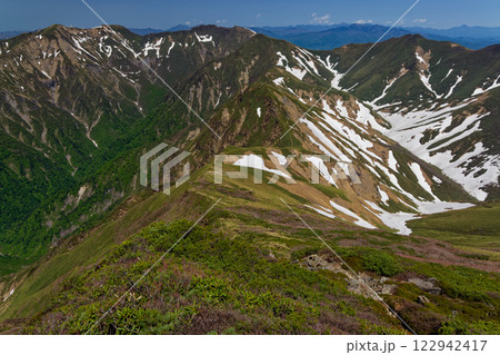 万太郎山から見る初夏の谷川岳への稜線 万太郎山から見る初夏の谷川岳への稜線 122942417