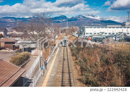 ハイブリッド気動車と浅間山【小海線】 122942428