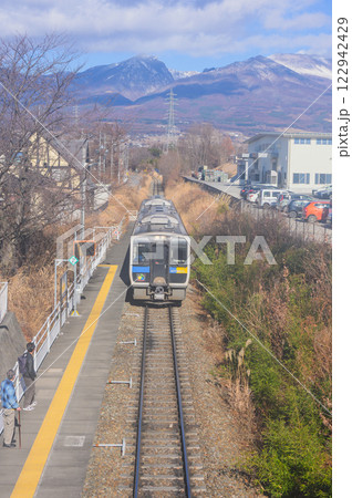 ハイブリッド気動車と浅間山【小海線】 122942429