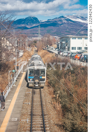 ハイブリッド気動車と浅間山【小海線】 122942430