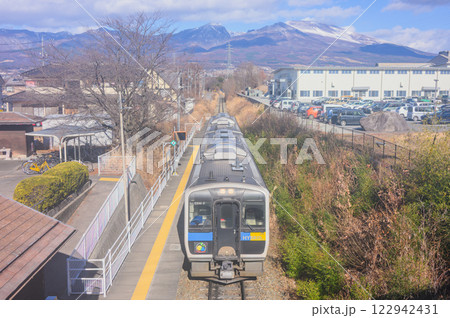 ハイブリッド気動車と浅間山【小海線】 122942431