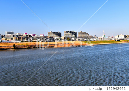 江戸川放水路越に妙典駅周辺を望む(千葉県市川市)【2025.1】 122942461