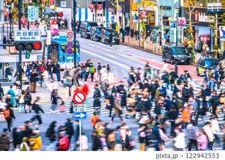 日本の東京都市景観 外国人観光客らで賑わう渋谷スクランブル交差点。新時代へ…＝令和7年2月5日 122942553