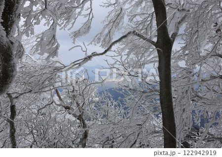 三峰山の美しい霧氷 122942919