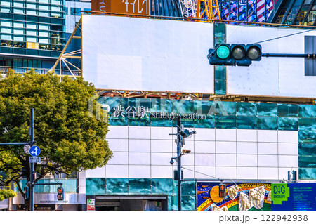 日本の東京都市景観　2月。白い看板…(外国人観光客で賑わう)渋谷…。ハチ公改札移転＝令和7年2月5日 122942938