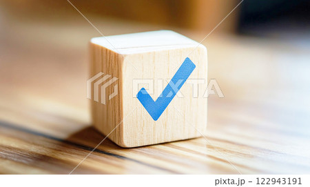 木製ブロックに描かれた青いチェックマーク 木製ブロックに描かれた青いチェックマーク 122943191