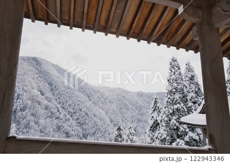 雪景色が美しい但馬大仏長楽寺 122943346