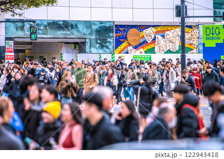 日本の東京都市景観 XEC株…混雑する渋谷…。再びマ妄想に踊らされ、渋谷で消滅したマ姿が再び…＝5日 122943418