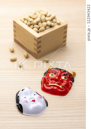 鬼とお多福の面と節分豆 鬼とお多福の面と節分豆 122943422