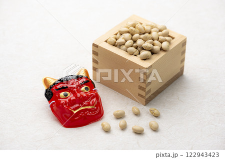 節分の豆まきと赤鬼のお面 122943423