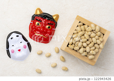 鬼とお多福の面と節分豆の俯瞰 122943426
