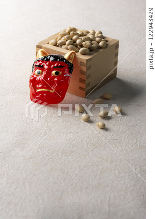 節分の豆まきと赤鬼のお面とコピースペース 122943429