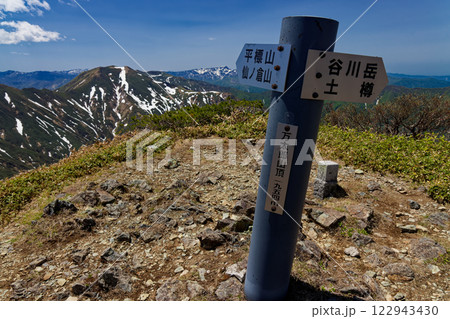 谷川連峰・万太郎山から見る残雪の仙ノ倉山と苗場山 谷川連峰・万太郎山から見る残雪の仙ノ倉山と苗場山 122943430