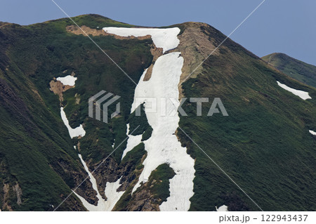 谷川連峰・万太郎山から見る残雪の仙ノ倉山と平標山 谷川連峰・万太郎山から見る残雪の仙ノ倉山と平標山 122943437