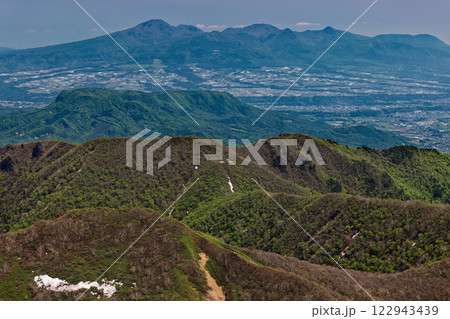 初夏の谷川連峰・万太郎山から見る赤城山 122943439