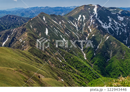 谷川連峰・万太郎山から見る残雪の仙ノ倉山 谷川連峰・万太郎山から見る残雪の仙ノ倉山 122943446
