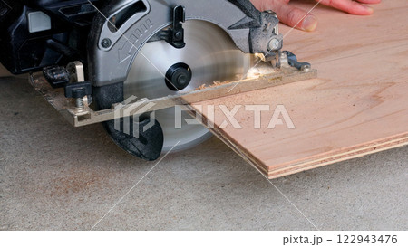 刃を出し過ぎた危険な電動のこぎり 122943476