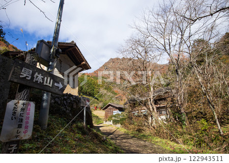 麓から望む奥久慈男体山　山頂方面 122943511