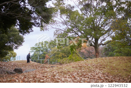 秋の公園で散歩するシニア男性の姿 122943532