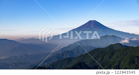 （山梨県）夏の富士山と山並みの絶景・雁ヶ腹摺山 122943545