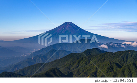 （山梨県）夏の富士山と山並みの絶景・雁ヶ腹摺山 122943551