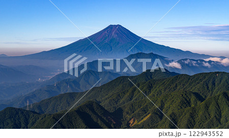 (山梨県)夏の富士山と山並みの絶景・雁ヶ腹摺山 (山梨県)夏の富士山と山並みの絶景・雁ヶ腹摺山 122943552