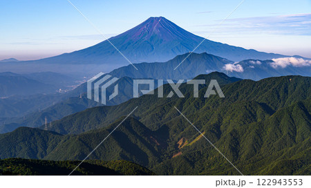 （山梨県）夏の富士山と山並みの絶景・雁ヶ腹摺山 122943553