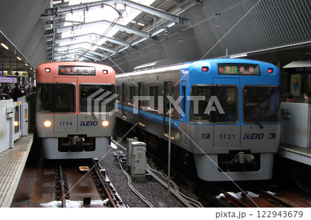 残雪残る吉祥寺駅に停車中の京王井の頭線1000系 122943679