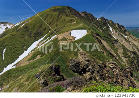谷川連峰・大障子ノ頭から見る初夏の万太郎山 谷川連峰・大障子ノ頭から見る初夏の万太郎山 122943730