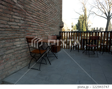 City cafe on street with wooden chairs and tables 122943747