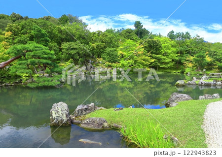 【京都府】万緑の天龍寺の曹源池庭園 122943823