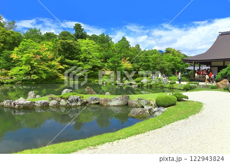 【京都府】万緑の天龍寺の曹源池庭園 【京都府】万緑の天龍寺の曹源池庭園 122943824