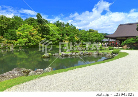 【京都府】万緑の天龍寺の曹源池庭園 122943825