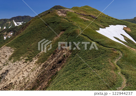 谷川連峰縦走路を行く登山者とオジカ沢ノ頭・谷川岳の眺め 122944237