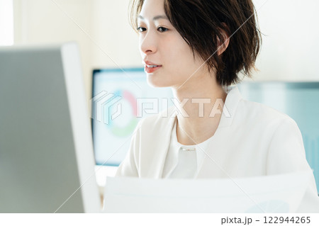 DXツールで仕事をするビジネスウーマン 122944265