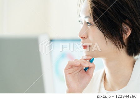 DXツールで仕事をするビジネスウーマン 122944266