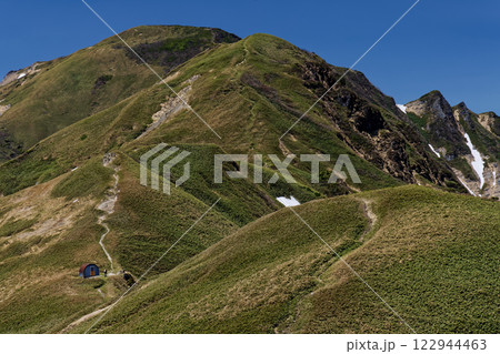 谷川連峰縦走路から見る大障子ノ頭避難小屋と万太郎山 122944463