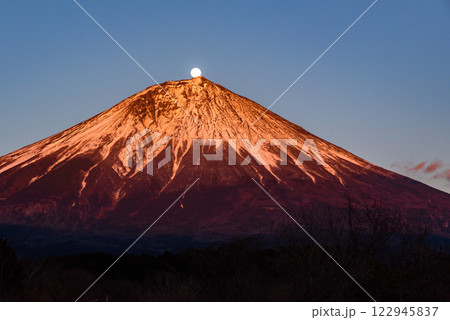 昇るパール富士の絶景(静岡県富士宮市) 昇るパール富士の絶景(静岡県富士宮市) 122945837