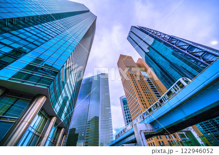 日本の東京都市景観2月5日。日本テレビタワーやゆりかもめなど汐留のオフィスビル群を望む＝令和7年 122946052