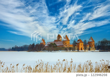 Frozen lake with ancient Trakai castle on background in winter 122946208