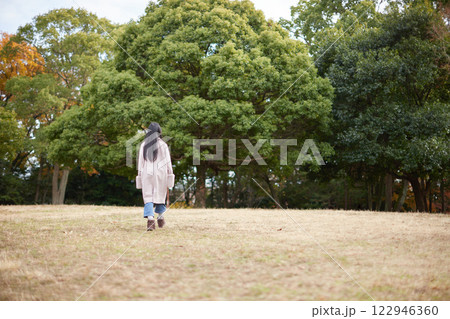 冬の朝の公園で元気で楽しく遊んでいる小学生の女の子の様子 冬の朝の公園で元気で楽しく遊んでいる小学生の女の子の様子 122946360