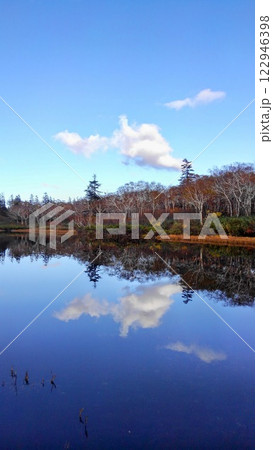 北海道神仙沼　青空を写す水面 122946398