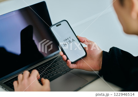 スマホを操作する20代の若い男性 122946514