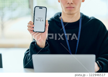 スマホを持つ20代の若い男性 スマホを持つ20代の若い男性 122946517